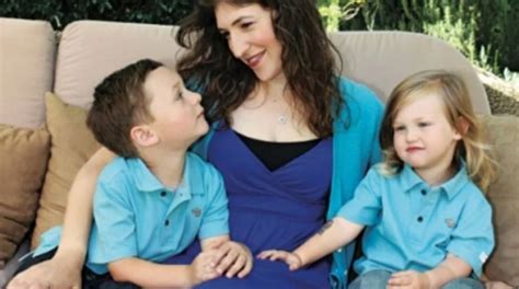 is mayim bialik a lesbian|Mayim Bialiks Former Husband, Kids, Who Shes。